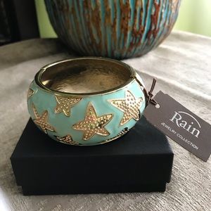 Gold/green starfish bracelet